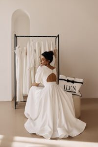 Kleid für Standesamt in Midi Länge mit dem offenem Rücken