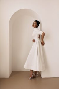 Kleid für Standesamt in Midi Länge mit dem offenem Rücken