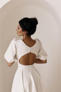 Kleid für Standesamt in Midi Länge mit dem offenem Rücken