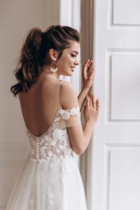 Brautkleid A-Linie mit Spaghetti Trägern und Blummenapplikation