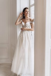 Brautkleid A-Linie mit Spaghetti Trägern und Blummenapplikation