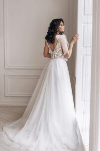 Brautkleid A-Linie mit Kristallknöpfen, V- Ausschnitt und Schleifchen
