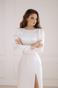 Klassisches weißes Brautkleid, gerader Schnitt, Brautkleid mit Schlitz, Satin Brautkleid