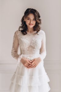 Brautkleid in Bohostill mit langen Ärmeln und Spitze