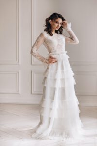Brautkleid in Bohostill mit langen Ärmeln und Spitze