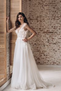 Brautkleid A-Linie mit V-Auschnitt, Perlenknöpfen und Blumenapplikation