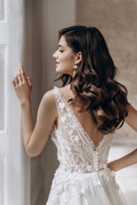 Brautkleid A-Linie mit V-Auschnitt, Perlenknöpfen und Blumenapplikation