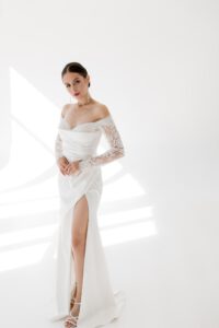 Figurbetontes Brautkleid mit Schlitz und langen Ärmeln, schulterfreies Brautkleid