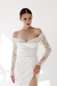 Figurbetontes Brautkleid mit Schlitz und langen Ärmeln, schulterfreies Brautkleid