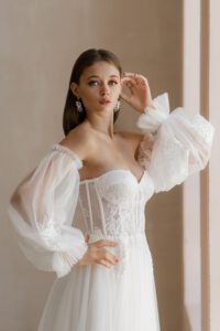Brautkleid A-Linie ohne Träger mit abnehmbaren Ärmeln, weicher Tüllstoff, Blumen Verzierungen und Steinchen