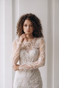 Brautkleid in Midi Länge mit Spitze , Hochzeitskleid figurbetont