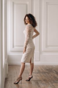 Brautkleid in Midi Länge mit Spitze , Hochzeitskleid figurbetont