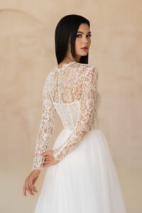 Boho Brautkleid mit Spitze und Knopfleiste am Rücken