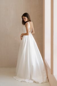 Klassisches weißes Brautkleid mit breiten Trägern und V-Ausschnitt vorne und sehr tiefem Ausschnitt am Rücken