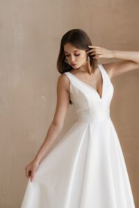Klassisches weißes Brautkleid mit breiten Trägern und V-Ausschnitt