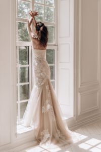 Brautkleid Meerjungsfrau/ Fit and Flare Hochzeitskleid in Nude Farbe mit Pailletten