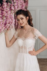 Brautkleid mit Pünktschen, hochgeschlossenes Brautkleid