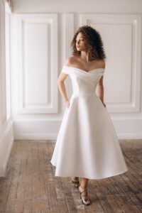Kleid für Standesamt, klassisches weißes Brautkleid mit Carmen Trägern, schulterfreies Brautkleid