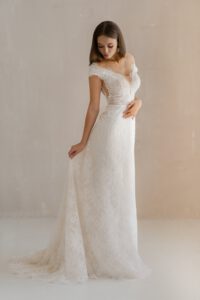 Figurbetontes Hochzeitskleid mit Spitze und Glitzerstoff, Carmenträger