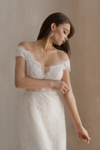 Figurbetontes Hochzeitskleid mit Spitze und Glitzerstoff, Carmenträger