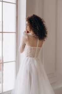 Boho Brautkleid mit Pünktschen und Knopfleiste am Rücken