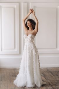 Hochzeitskleid schulterfrei mit 3D Blumen