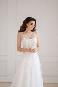 Luftiges Brautkleid mit 3D Blumen und Spaghetti Trägern