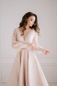 Standesamtkleid in Rosefarbe mit dem transparentem Stoff am Rücken und Knopfleiste