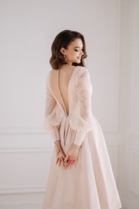 Standesamtkleid in Rosefarbe mit dem transparentem Stoff am Rücken und Knopfleiste