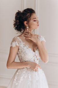 Brautkleid in Ivory Farbe mit Blumenapplikationen und Steinchen