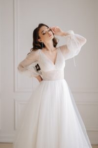 Sehr luftiges, halbtransparentes Brautkleid mit langen Ärmeln und V-Ausschnitt