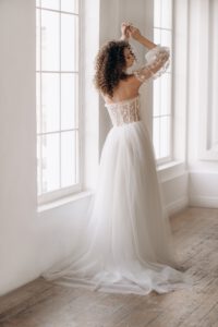 Brautkleid schulterfrei, Brautkleid ohne Träger, mit abnehmbaren Ärmeln und Blumenapplikationen