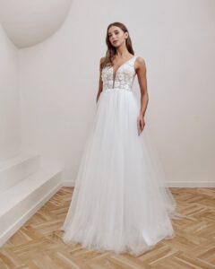 Hochzeitskleid mit tiefem Ausschnitt Netzstoff und 3D Blumen