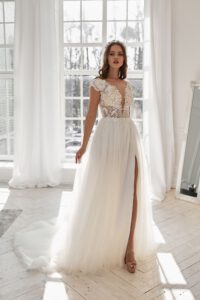Brautkleid A-Linie in Ivory Farbe, Brautkleid mit dem tiefen Dekolleté und Blumenapplikationen, Glitzertüll