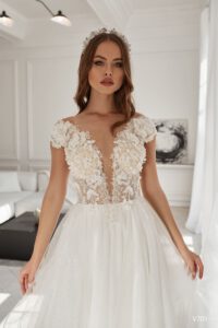 Brautkleid A-Linie in Ivory Farbe, Brautkleid mit dem tiefen Dekolleté und Blumenapplikationen, Glitzertüll