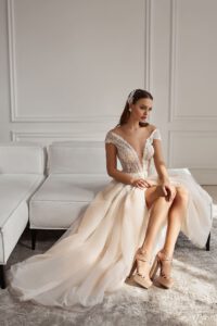 Brautkleid A-Linie in Nude Farbe, Brautkleid mit dem tiefen Dekolleté und Blumenapplikationen