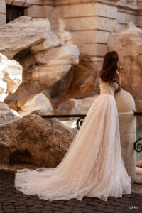 Brautkleid ohne Träger, schulterfreies Hochzeitskleid mit Schnürung und Perlen an dem Oberteil, Schlitz und Glitzerrock