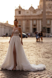 Brautkleid mit Tattoo Spitze, Schlitz und viel Glitzer