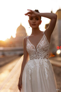 Brautkleid A-Linie mit Glitzerrock, Schlitz und V-Ausschnitt