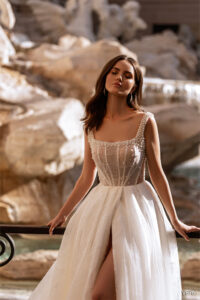 Brautkleid mit Perlen am Oberteil, Glitzerrock und Schlitz