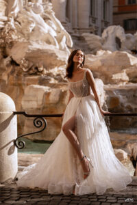 Brautkleid mit Perlen am Oberteil, Glitzerrock und Schlitz